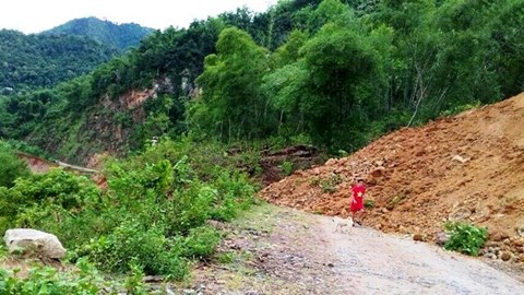 Thanh Hóa: 200.000 m³ đất đá sạt lở, một xã bị chia cắt hoàn toàn - Ảnh 1.