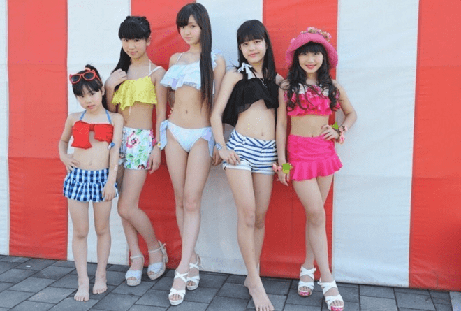 Nhóm nhạc nhí Nhật Bản 12 tuổi mặc bikini biểu diễn bị dư luận phản ứng - Ảnh 10.