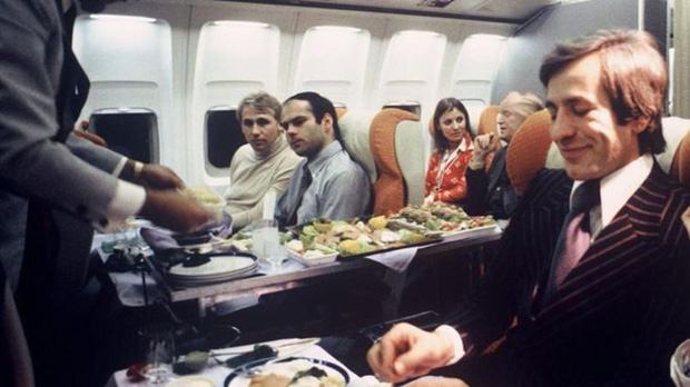 13 bức ảnh cho thấy bữa ăn trên máy bay cách đây 60 năm sang chảnh gấp chục lần ngày nay - Ảnh 1.