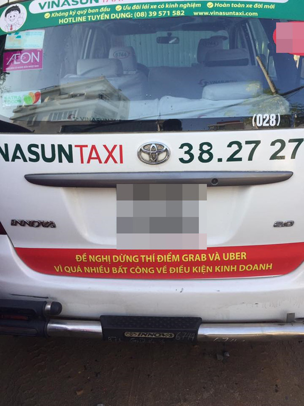 Nhiều tài xế Vinasun kêu gọi gỡ bỏ decal vì không đồng tình với khẩu hiệu phản đối Uber và Grab - Ảnh 1.