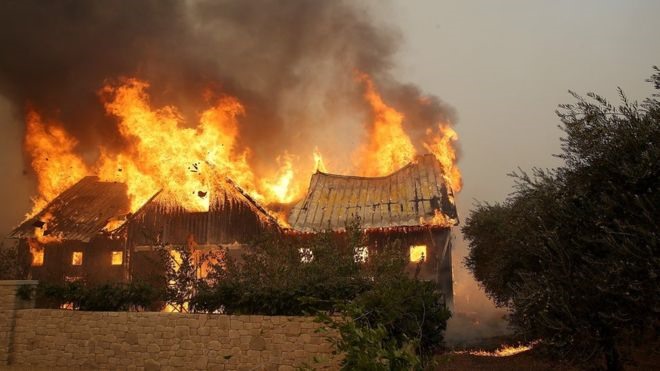 Lửa cháy ngút trời khắp California, hàng chục người chết - Ảnh 1.