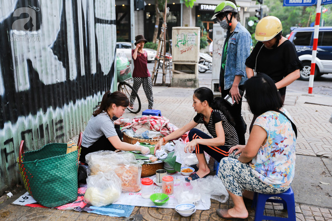 Khách Tây mách nước 5 món ngon Hà Nội sẽ làm xiêu lòng bất cứ ai - Ảnh 1.