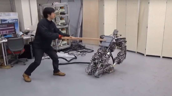 Robot này được thiết kế chỉ để lăn ra ngã và bị con người hành hạ đánh đập - Ảnh 2.
