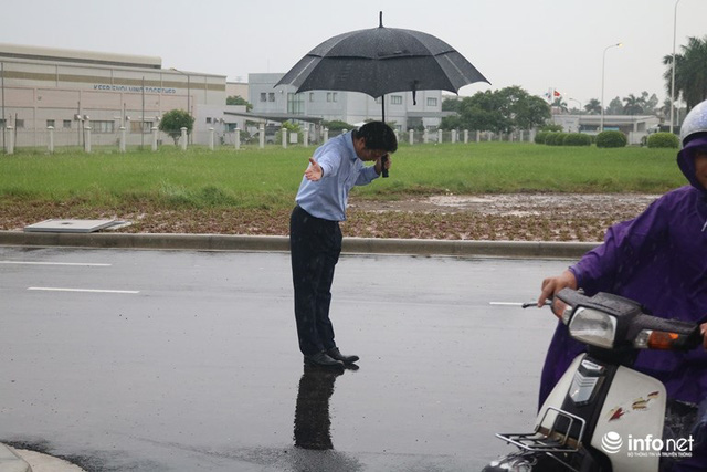 Vừa mở cây xăng đầu tiên ở Việt Nam, đại gia Nhật Bản đã gây sốt: Bán xăng chính xác tới 0,01 lít, lau kính ô tô miễn phí, nhân viên cúi gập người chào khách - Ảnh 2.