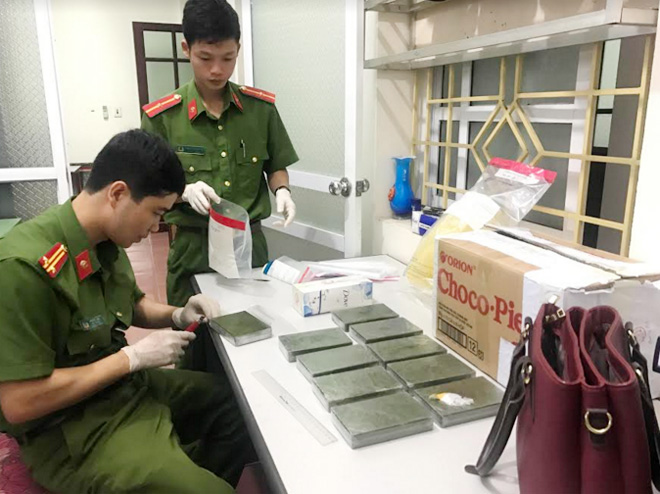 Người phụ nữ mang 10 bánh heroin “lang thang” dưới gầm cầu - Ảnh 1.