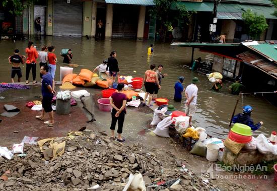 Tiểu thương chợ Vinh khóc ròng vì hàng hóa tiền tỷ biến thành rác sau lũ - Ảnh 2.