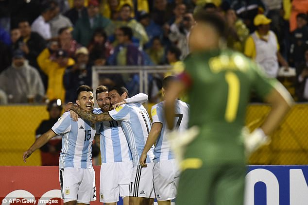 Messi đang cô độc gánh team từ Barcelona đến Argentina - Ảnh 1.