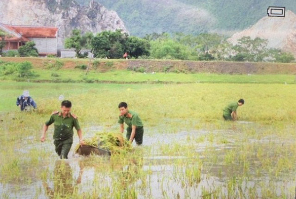 Lực lượng CAND bám địa bàn, giúp nhân dân trong mưa lũ - Ảnh 2.