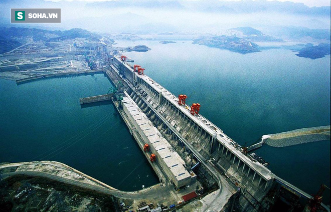 Cận cảnh xả lũ ở đập thủy điện lớn nhất thế giới mạnh ngang 15 lò phản ứng hạt nhân - Ảnh 3.
