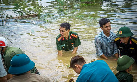 Ngâm mình trong nước lũ cứu đê sông Hoạt - Ảnh 2.