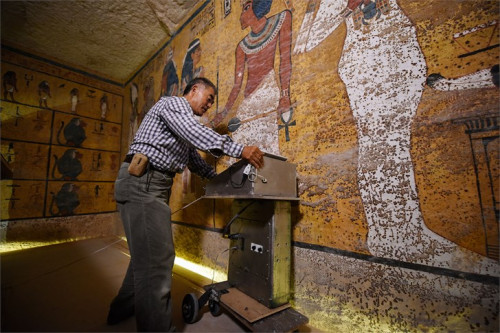 Căn phòng bí mật đầy của cải trong mộ vua Tut - Ảnh 1.