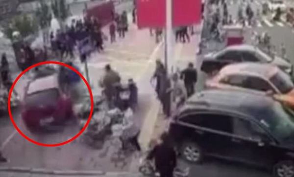 Trung Quốc: Bị mất lái, nữ tài xế lao thẳng xe hơi lên vỉa hè đâm gục nhiều người đi bộ - Ảnh 1.