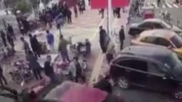 Trung Quốc: Bị mất lái, nữ tài xế lao thẳng xe hơi lên vỉa hè đâm gục nhiều người đi bộ - Ảnh 2.