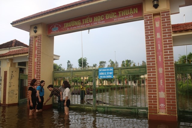 Ngập lụt sau áp thấp nhiệt đới, đỉa vào cả trường học - Ảnh 1.