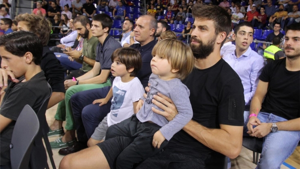 Shakira ‘mất tích’, Gerard Piqué một mình đưa 2 thiên thần nhỏ đi xem bóng rổ - Ảnh 1.