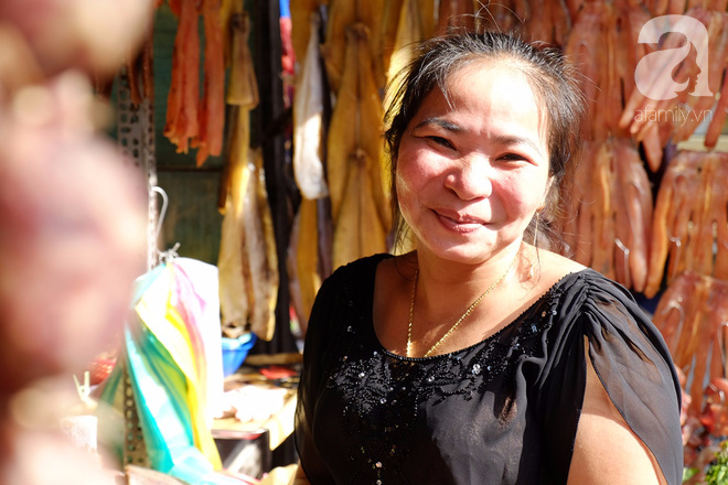  Chuyện cô Ick Bư và sạp hàng khô bé xíu xiu mà nổi danh nhất chợ Hồ Thị Kỷ Sài Gòn - Ảnh 2.