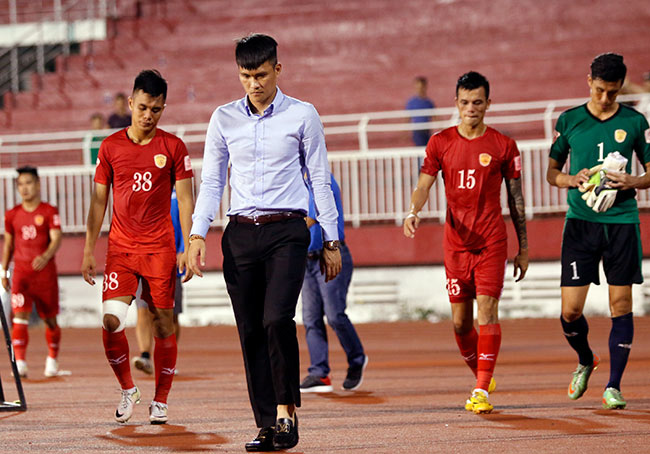 “Đòi thuê” trọng tài ngoại cho V-League: Tỉnh lại, Công Vinh có... giật mình? - Ảnh 1.