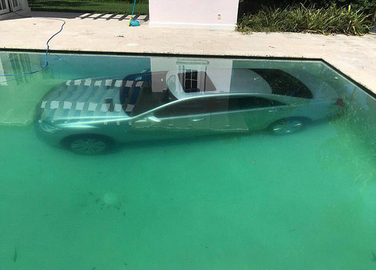 Bị đá, người mẫu Nga dìm xe hơi của tình cũ xuống hồ bơi - Ảnh 2.
