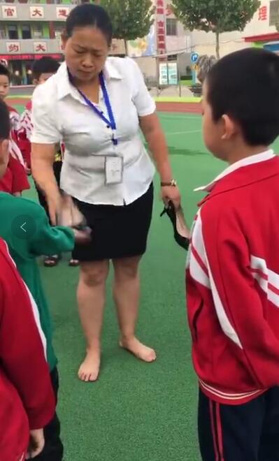 Clip: Giáo viên tiểu học cầm giày cao gót đánh rồi đạp học sinh khiến nhiều người bức xúc - Ảnh 2.