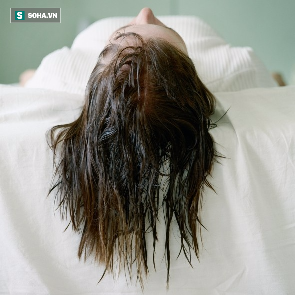 Đừng để tóc ướt khi đi ngủ nếu bạn không muốn dành 1/3 cuộc đời ngủ với vi khuẩn - Ảnh 2.