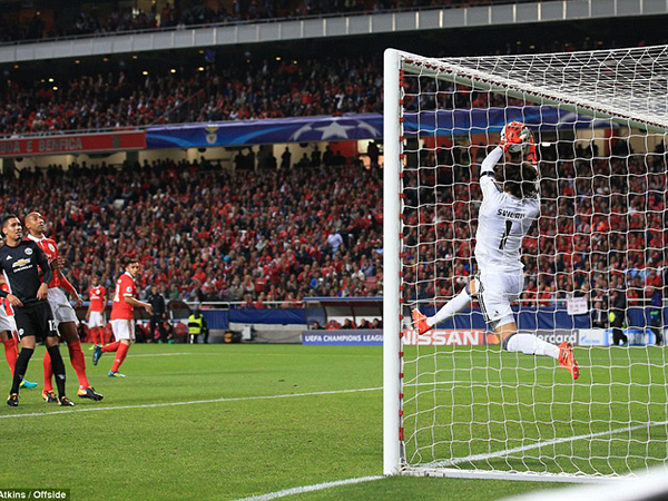 Thủ môn tuổi teen của Benfica gây bão mạng vì ôm bóng vào gôn, biếu bàn thắng cho M.U - Ảnh 1.