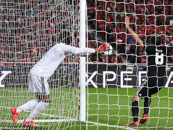 Thủ môn tuổi teen của Benfica gây bão mạng vì ôm bóng vào gôn, biếu bàn thắng cho M.U - Ảnh 2.