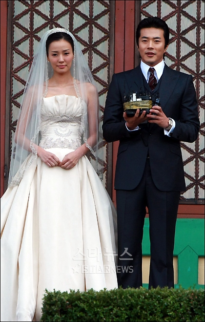 Fan hụt hẫng khi có tin Song Hye Kyo và Song Joong Ki sẽ không họp báo trước lễ cưới - Ảnh 2.
