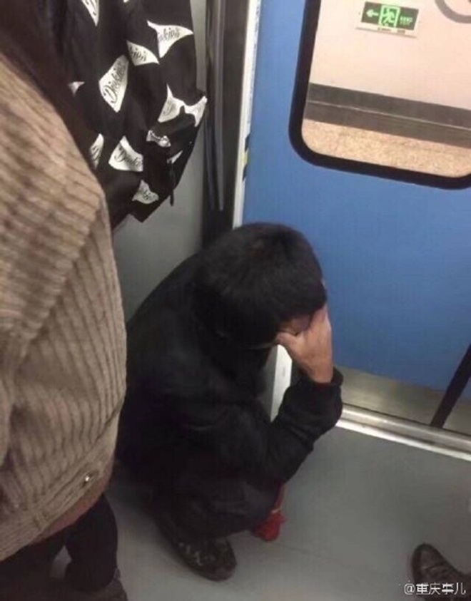 Người thợ xây nghèo ôm khư khư chiếc iPad dành dụm mua tặng con trên tàu điện ngầm khiến nhiều người xúc động - Ảnh 3.