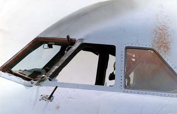 Khoảnh khắc phi công bị hút khỏi cửa sổ máy bay - Ảnh 3.