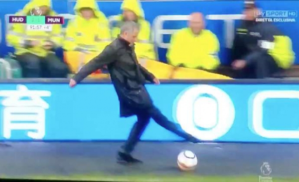 Mourinho hẳn đã ước mình là cầu thủ! - Ảnh 1.