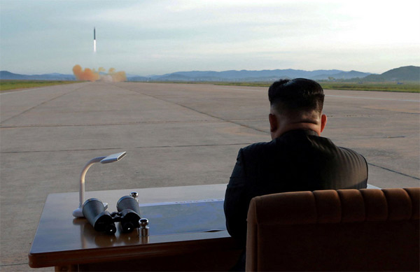 Hình ảnh ông Kim Jong Un sung sướng khi phóng tên lửa thành công - Ảnh 1.