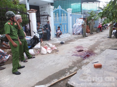 Mâu thuẫn, một thanh niên bị đâm chết trên đường - Ảnh 1.