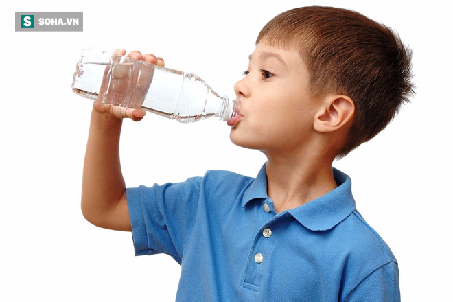 Báo động: Rất nhiều trẻ em đang uống không đủ nước so với tiêu chuẩn - Ảnh 1.