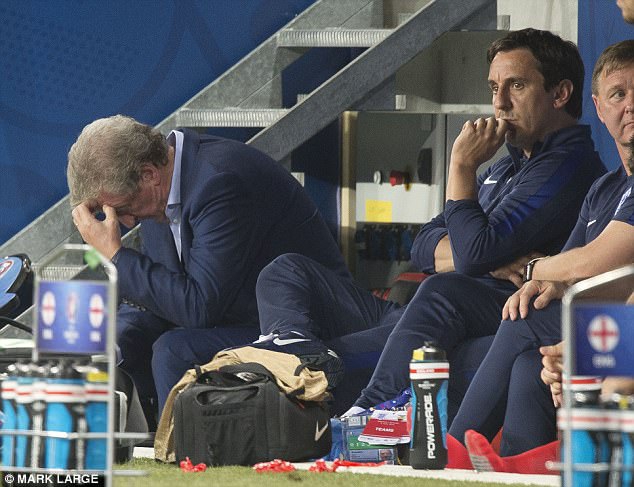 Gary Neville giã từ nghiệp huấn luyện, mở trường đại học tư nhân - Ảnh 2.