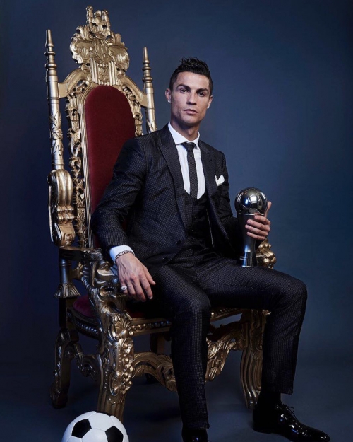 Cristiano Ronaldo nhận ‘mưa gạch đá’ vì bức ảnh muốn làm vua - Ảnh 1.