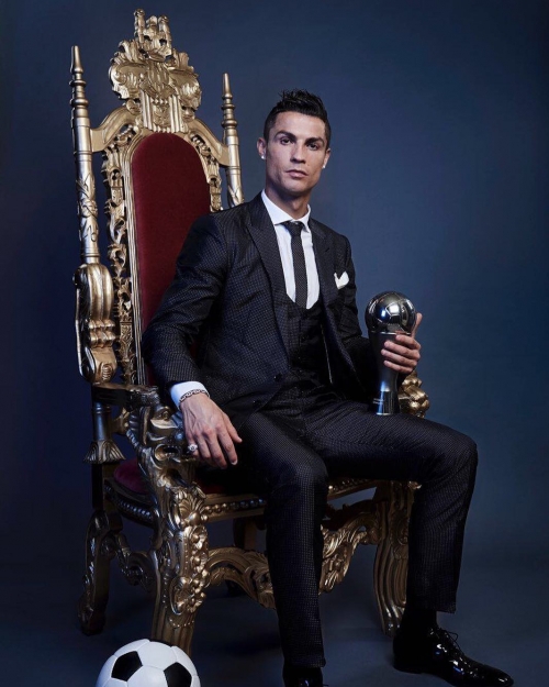 Cristiano Ronaldo Nhận 'Mưa Gạch Đá' Vì Bức Ảnh Muốn Làm Vua