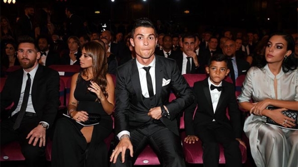 Cristiano Ronaldo nhận ‘mưa gạch đá’ vì bức ảnh muốn làm vua - Ảnh 2.