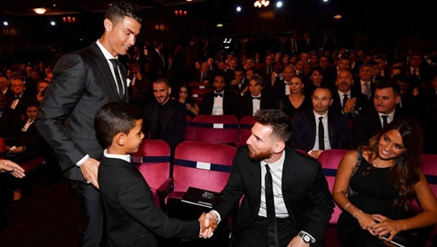 Hé lộ cuộc đối thoại thú vị giữa Messi và Ronaldo trước đêm trao giải The Best - Ảnh 1.