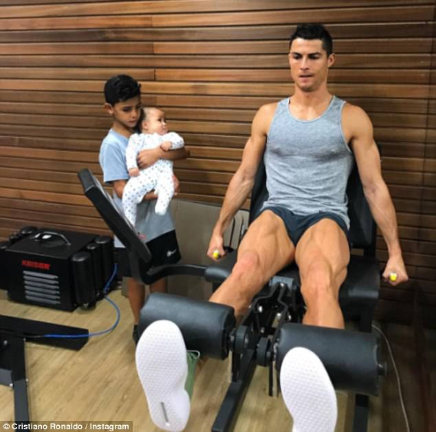 Con trai 4 tháng tuổi của Ronaldo tròn mắt nhìn bố luyện tập - Ảnh 1.