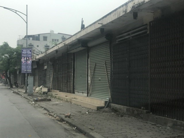 Phố đồ bảo hộ lao động cạnh ga Hà Nội đồng loạt đóng cửa - Ảnh 1.