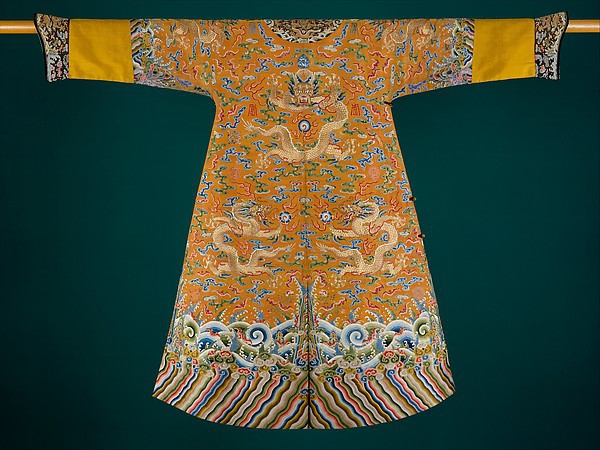 Những bí ẩn đằng sau long bào của Hoàng đế Trung Hoa: Chiếc áo được trang trí công phu nhất thế giới - Ảnh 2.