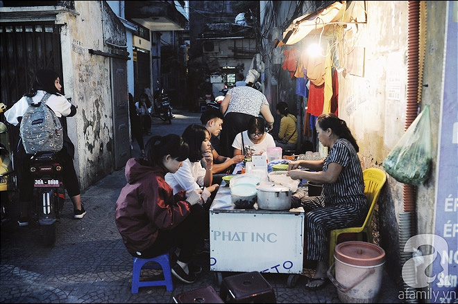 Quán bánh bột lọc 30 năm tuổi phố Ngọc Lâm, quán vỉa hè, mở hàng giờ dị mà vẫn nườm nượp khách - Ảnh 1.