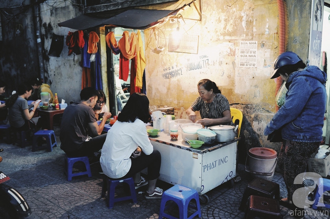 Quán bánh bột lọc 30 năm tuổi phố Ngọc Lâm, quán vỉa hè, mở hàng giờ dị mà vẫn nườm nượp khách - Ảnh 2.