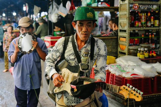 Chuyện Tám mù hát rong - Người cha lang thang Sài Gòn bán tiếng ca kiếm tiền chữa trị đôi mắt cho con gái - Ảnh 2.