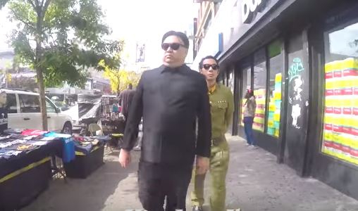 Ông ‘Kim Jong-un’ thong thả tản bộ tại New York, thăm Tháp Trump - Ảnh 1.