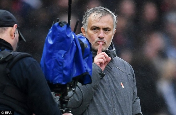 Mourinho lý giải về màn ăn mừng đặc biệt ở trận thắng Tottenham - Ảnh 2.