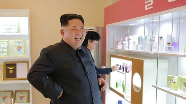 Ông Kim Jong-un dành một ngày vui vẻ đi chơi cùng vợ - Ảnh 1.