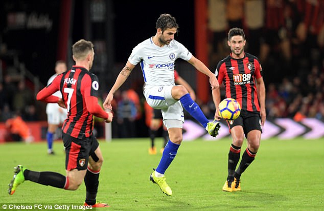 Fabregas hôn say đắm bạn gái hơn tuổi giữa phố London - Ảnh 2.