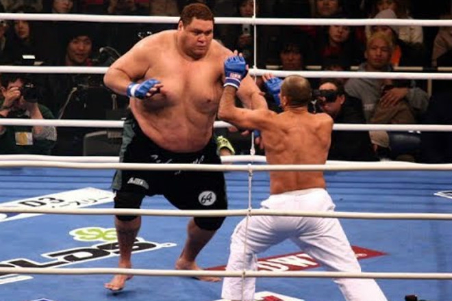 Quái vật 2m - 250kg bá chủ sumo, bị 4 cao thủ xử đẹp: Trò hề MMA - Ảnh 2.