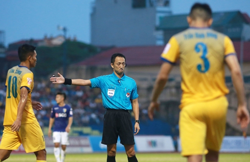 Nóng: Trọng tài Malaysia cầm còi trận cầu đinh Hà Nội - Than Quảng Ninh - Ảnh 1.